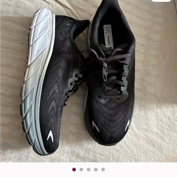 Hoka One One Arahi 6 in Black and White size 11B - Picture 1 of 4